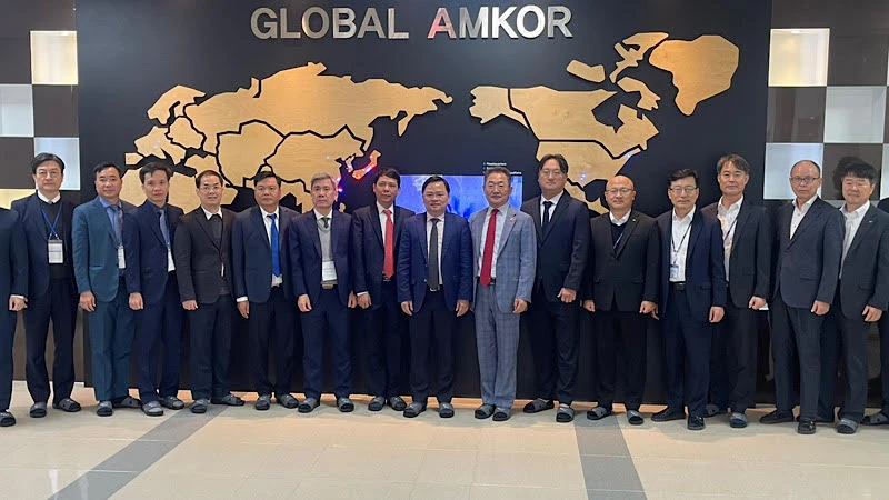 Đoàn công tác của tỉnh Bắc Ninh trong chuyến thăm và làm việc với Tập đoàn Amkor tại Hàn Quốc.