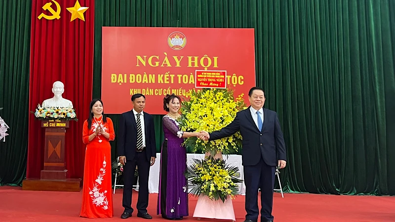 Đồng chí Nguyễn Trọng Nghĩa tặng hoa, chúc mừng Ngày hội Đại đoàn kết toàn dân tộc tại thôn Cổ Miếu.