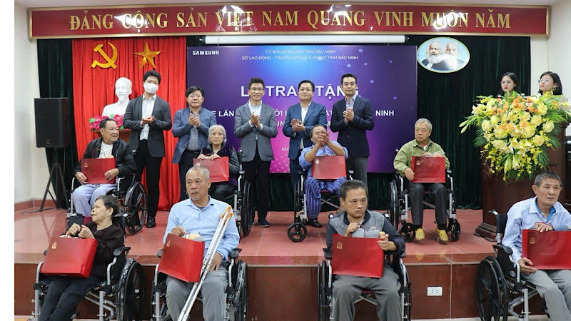 Lãnh đạo Sở Lao động-Thương binh và Xã hội tỉnh Bắc Ninh cùng các doanh nghiệp thuộc Samsung Việt Nam trao xe lăn và nhiều phần quà tặng người khuyết tật. 