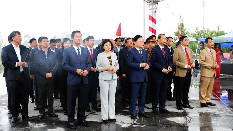 Đoàn đại biểu tỉnh Bắc Ninh thành kính dâng hương trước tượng đài đồng chí Ngô Gia Tự.