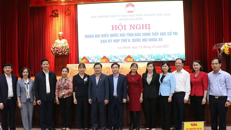 Bí thư tỉnh ủy Bắc Ninh cùng các đại biểu Quốc hội tỉnh tiếp xúc cử tri tại huyện Gia Bình.