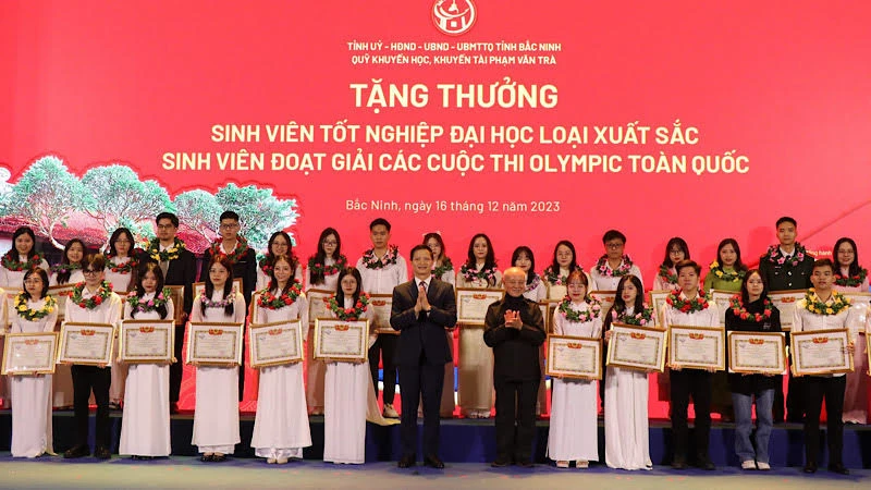 Đại tướng Phạm Văn Trà tặng thưởng và chụp ảnh lưu niệm với các sinh viên có thành tích xuất sắc tại buổi tọa đàm "Bắc Ninh - Khát vọng bay cao"