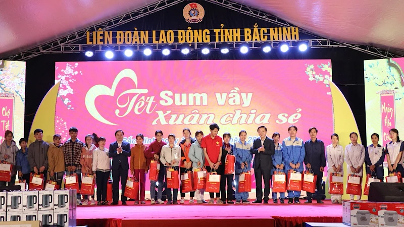 Phó Thủ tướng Trần Hồng Hà trao quà tặng các công nhân lao động có hoàn cảnh khó khăn.