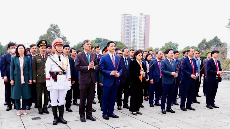 Các đồng chí lãnh đạo tỉnh Bắc Ninh dâng hương tưởng nhớ Đức vua Lý Thái Tổ, các anh hùng liệt sĩ. 
