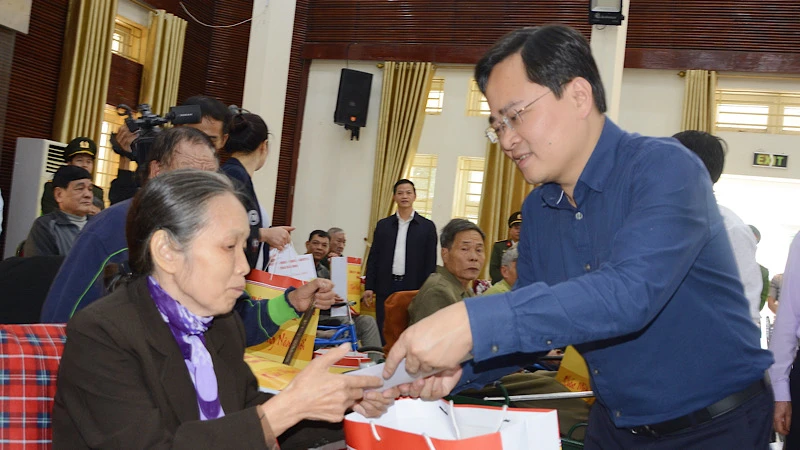 Bí thư Tỉnh ủy Bắc Ninh tặng quà đối tượng chính sách dịp Tết Nguyên đán.