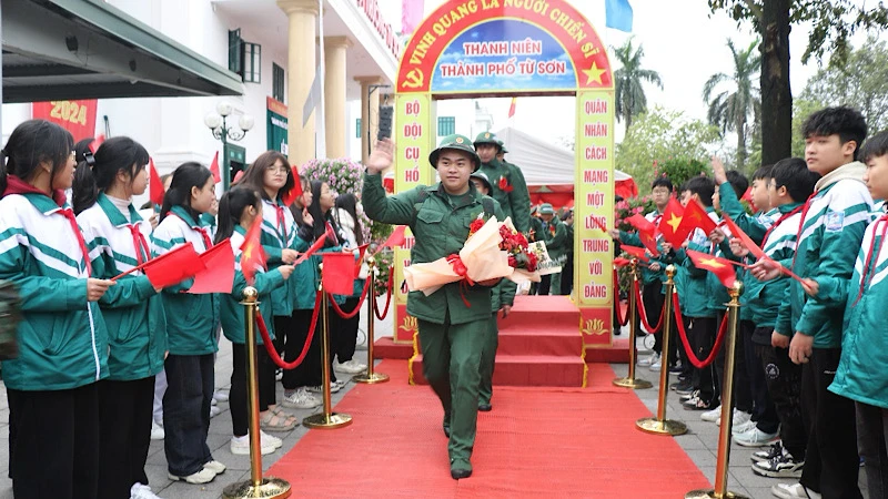 Các tân binh của tỉnh Bắc Ninh lên đường tòng quân.