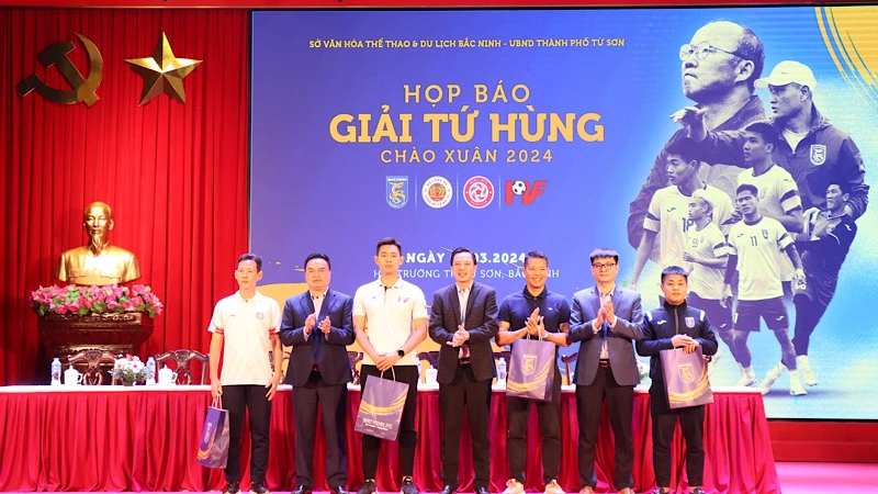 Ban tổ chức trao quà lưu niệm tặng các đội bóng tham gia giải.