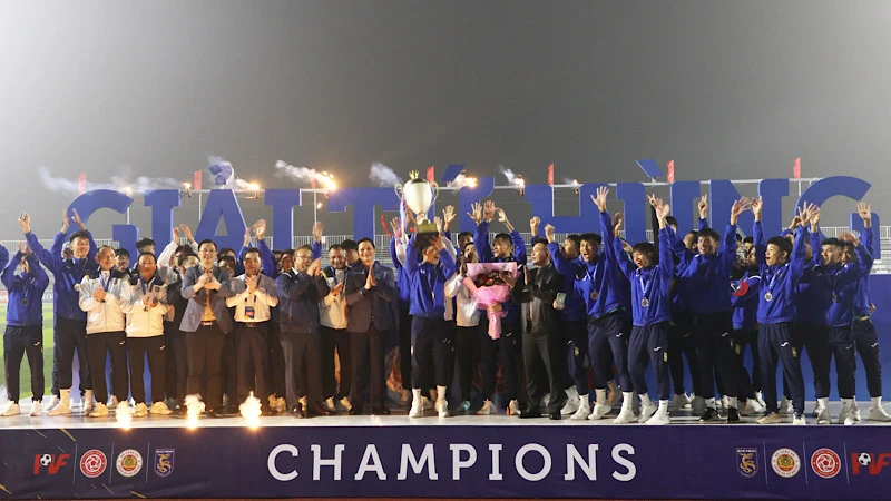 Bắc Ninh FC giành Cup vô địch ngay trong giải đầu tiên ra mắt.