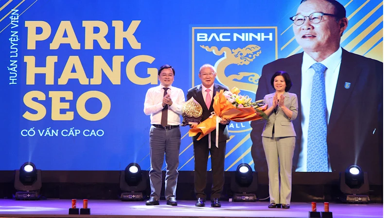 Các đồng chí lãnh đạo tỉnh Bắc Ninh tặng hoa, chúc mừng ông Park Hang-seo với vai trò cố vấn cấp cao của đội bóng Bắc Ninh FC