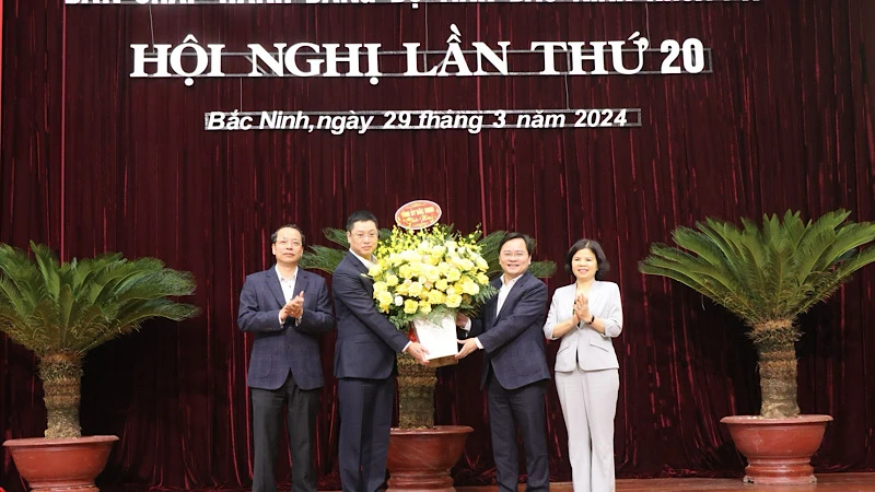 Các đồng chí Thường trực Tỉnh ủy Bắc Ninh tặng hoa chúc mừng đồng chí Trần Huy Phương nhận nhiệm vụ mới.