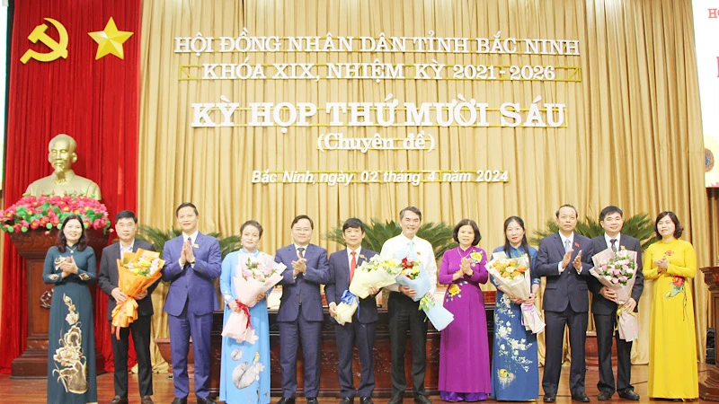 Lãnh đạo tỉnh Bắc Ninh tặng hoa chúc mừng các đồng chí được miễn nhiệm và bầu bổ sung tại Kỳ họp thứ 16 Hội đồng nhân dân tỉnh.