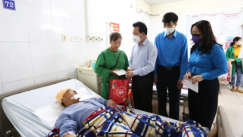 Liên đoàn lao động tỉnh Bắc Ninh và huyện Tiên Du tới thăm, động viên công nhân bị tai nạn.