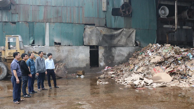 Lực lượng chức năng huyện Tiên Du kiểm tra tại một doanh nghiệp sản xuất giấy trong cụm công nghiệp Phú Lâm.