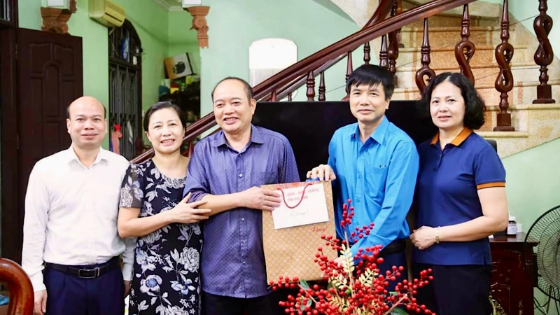 Đoàn công tác thăm, tặng quà động viên gia đình anh Đàm Phương Hiến bị tai nạn lao động.
