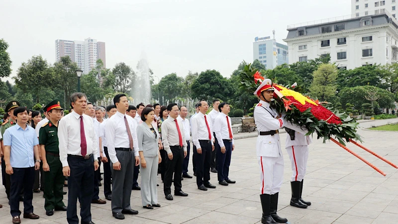 Đoàn đại biểu tỉnh dâng vòng hoa tưởng niệm các anh hùng liệt sĩ.