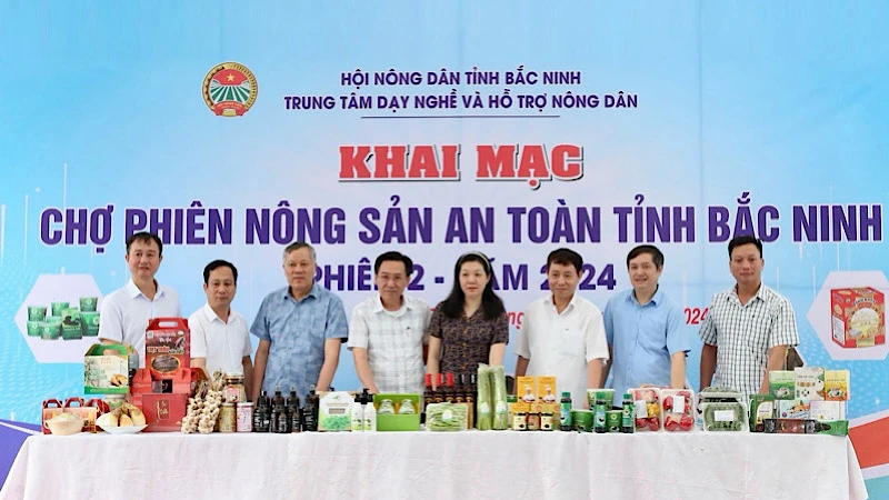 Các đại biểu ấn nút khai mạc Chợ phiên Nông sản an toàn tỉnh Bắc Ninh.