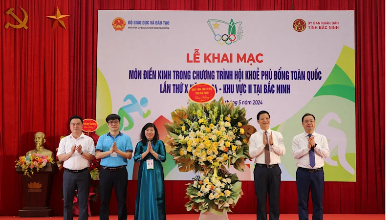 Lãnh đạo tỉnh Bắc Ninh tặng hoa chúc mừng Lễ khai mạc.