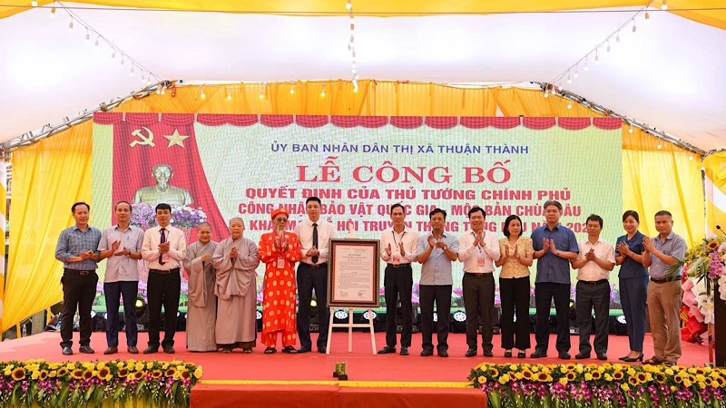 Lễ đón nhận quyết định của Thủ tướng Chính phủ về công nhận Bảo vật quốc gia đối với mộc bản chùa Dâu .