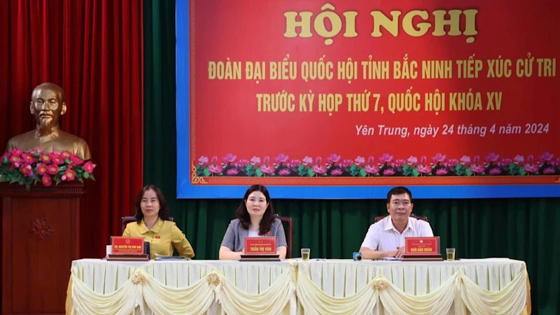 Các đại biểu Quốc hội tỉnh Bắc Ninh tiếp xúc cử tri tại xã Yên trung, huyện Yên Phong. 