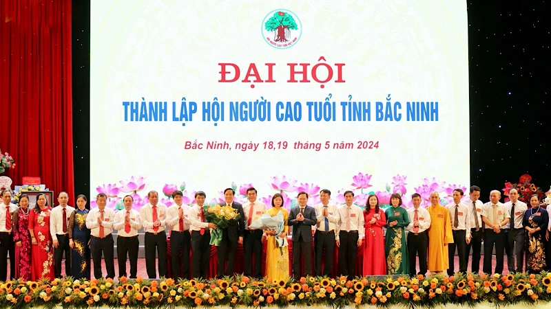 Lãnh đạo Hội Người cao tuổi Việt Nam và tỉnh Bắc Ninh tặng hoa chúc mừng Ban chấp hành Hội Người cao tuổi Bắc Ninh.