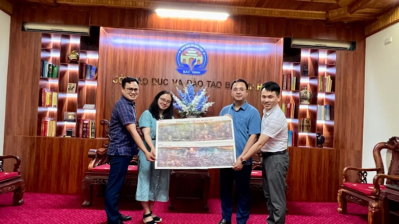 Sở Giáo dục và Đào tạo tỉnh Bắc Ninh đón nhận ấn phẩm đặc biệt của Báo Nhân Dân.