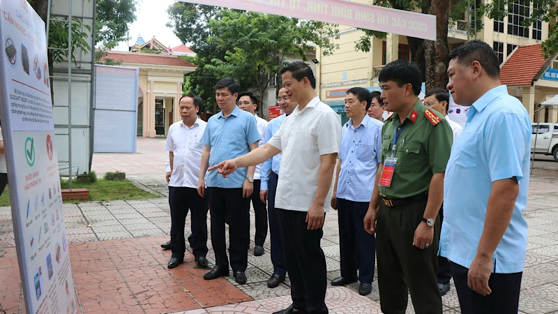 Đồng chí Vương Quốc Tuấn, Phó Chủ tịch Thường trực Ủy ban nhân dân tỉnh, Trưởng Ban chỉ đạo thi của tỉnh Bắc Ninh cùng các thành viên kiểm tra công tác chuẩn bị thi tại huyện Lương Tài.