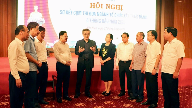 Các đồng chí lãnh đạo Ban Tổ chức Trung ương, Bí thư Tỉnh ủy Bắc Ninh trao đổi cùng các đại biểu tham dự hội nghị.