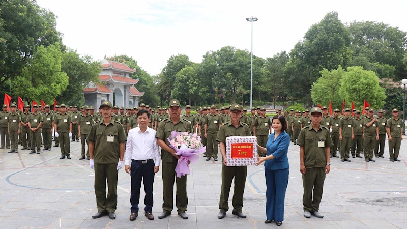 Lãnh đạo tỉnh Bắc Ninh tặng quà Lực lượng tham gia bảo vệ an ninh, trật tự ở cơ sở tại huyện Tiên Du.