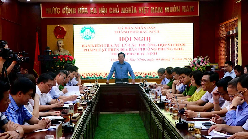 Thành phố Bắc Ninh tổ chức hội nghị bàn kiểm tra, xử lý các trường hợp vi phạm pháp luật trong hoạt động sản xuất, kinh doanh, giải quyết tình trạng ô nhiễm môi trường trên địa bàn phường Phong Khê.