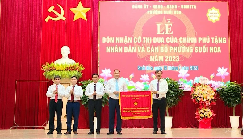 Đảng bộ, chính quyền và nhân dân phường Suối Hoa vinh dự đón nhận Cờ Thi đua của Chính phủ.