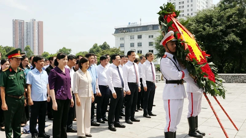 Các đồng chí lãnh đạo tỉnh Bắc Ninh dâng hương tưởng niệm các anh hùng liệt sĩ.