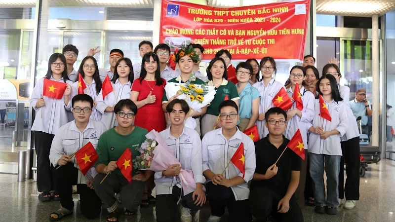 Nguyễn Hữu Tiến Hưng trong vòng tay gia đình, thầy cô và bạn bè sau kỳ thi Olympic Hóa học quốc tế 2024.