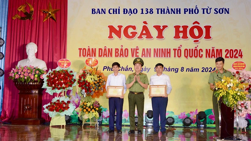 Thượng tướng Trần Quốc Tỏ trao Bằng khen tặng các tập thể, cá nhân có thành tích tiêu biểu trong phong trào toàn dân bảo vệ an ninh Tổ quốc.