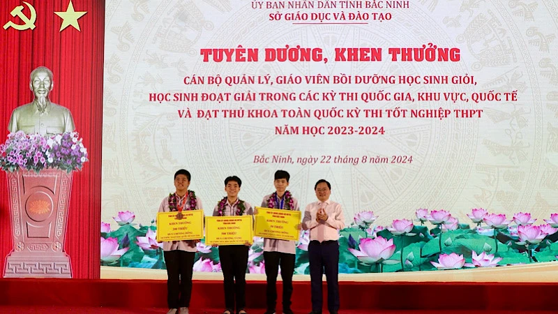 Đồng chí Bí thư Tỉnh ủy Bắc Ninh Nguyễn Anh Tuấn chúc mừng, trao thưởng tặng 3 học sinh đoạt giải quốc tế và khu vực.