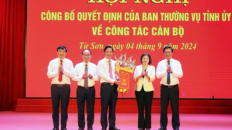 Các đồng chí lãnh đạo tỉnh tặng hoa chúc mừng đồng chí Lưu Đình Thực, tân Bí thư Thành ủy Từ Sơn.