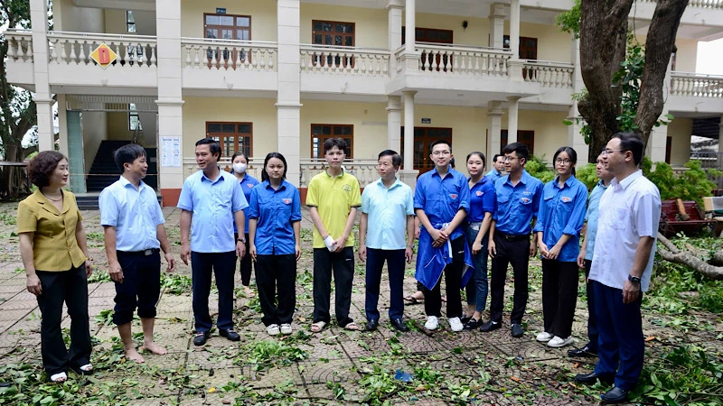 Sáng 9/9, Phó Chủ tịch Ủy ban nhân dân tỉnh Bắc Ninh Lê Xuân Lợi (thứ 3 từ trái sang) kiểm tra công tác khắc phục hậu quả sau bão tại Trường trung học phổ thông Hàn Thuyên, thành phố Bắc Ninh.