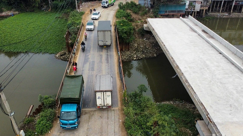 Nước sông dâng cao, Bắc Ninh cấm lưu thông qua cầu tạm cầu Nét.