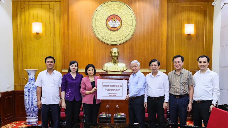 Các đồng chí lãnh đạo tỉnh Bắc Ninh trao số tiền ủng hộ tới Ủy ban Trung ương Mặt trận Tổ quốc Việt Nam.