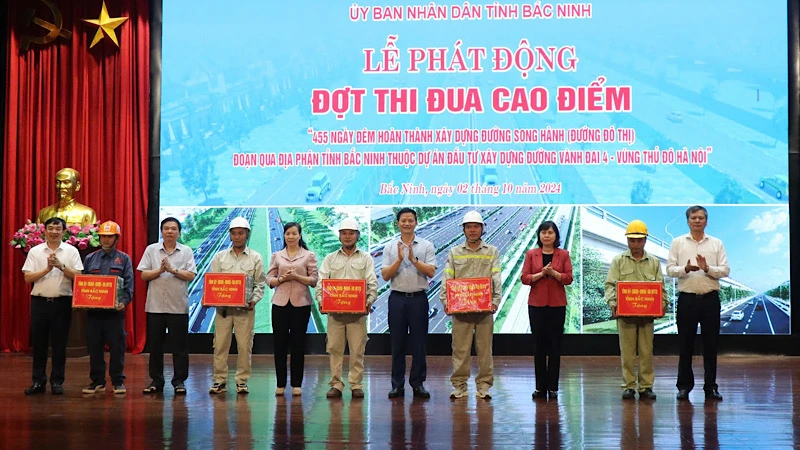 Lãnh đạo tỉnh Bắc Ninh tặng quà, động viên các đơn vị thi công.