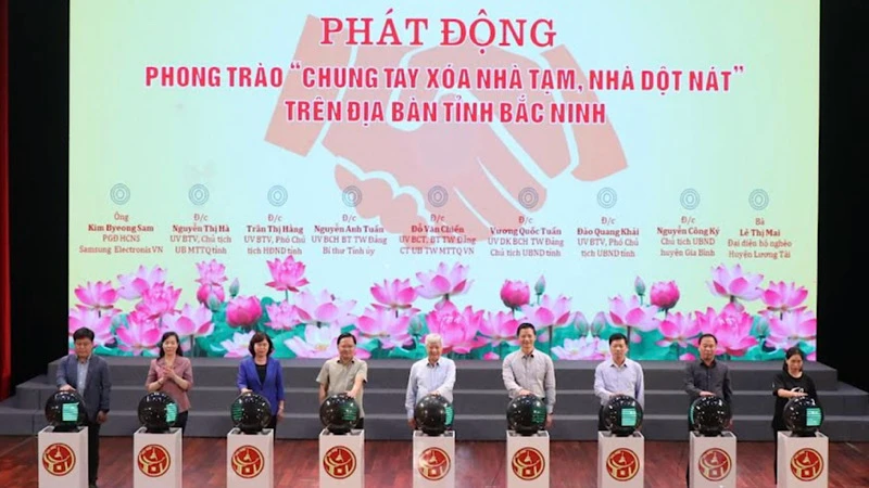 Các đại biểu nhấn nút phát động phong trào "Chung tay xóa nhà tạm, nhà dột nát" trên địa bàn tỉnh Bắc Ninh.