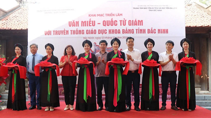 Các đại biểu cắt băng khai mạc Triển lãm “Văn Miếu-Quốc Tử Giám với truyền thống giáo dục khoa bảng tỉnh Bắc Ninh”.