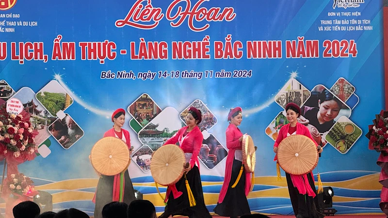 100 gian hàng của 18 địa phương đã tham gia Liên hoan Du lịch, Ẩm thực-Làng nghề Bắc Ninh năm 2024.