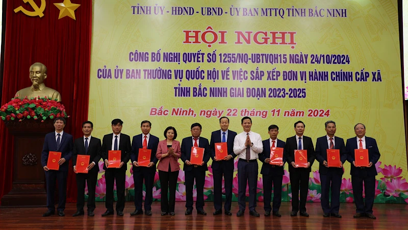 Lãnh đạo tỉnh Bắc Ninh trao Nghị quyết của Ủy ban Thường vụ Quốc hội tới các xã, phường, thị trấn.