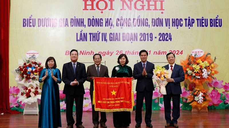 Hội Khuyến học tỉnh Bắc Ninh vinh dự đón nhận Cờ Thi đua của Chính phủ.