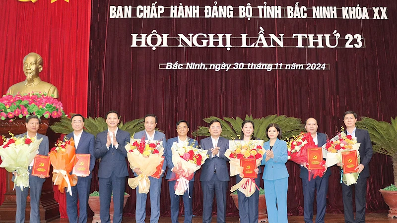 Thường trực Tỉnh ủy Bắc Ninh tặng hoa chúc mừng các đồng chí vừa được Ban Bí thư chỉ định tham gia Ban Chấp hành Đảng bộ tỉnh Bắc Ninh nhiệm kỳ 2020-2025.