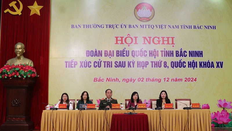 Các đại biểu Quốc hội tỉnh Bắc Ninh tại buổi tiếp xúc cử tri.