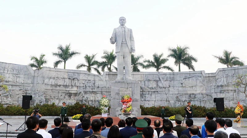 Tượng đài đồng chí Ngô Gia Tự tại quê hương, phường Tam Sơn, thành phố Từ Sơn, Bắc Ninh.