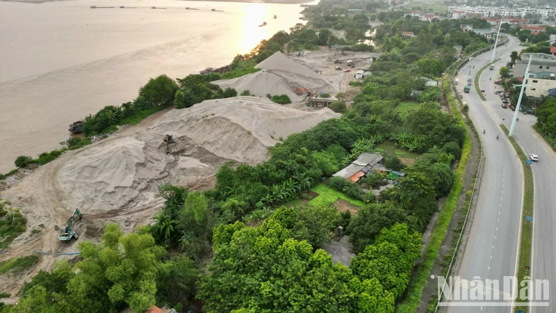 Bến cát không phép nằm giữa trung tâm thành phố Việt Trì.