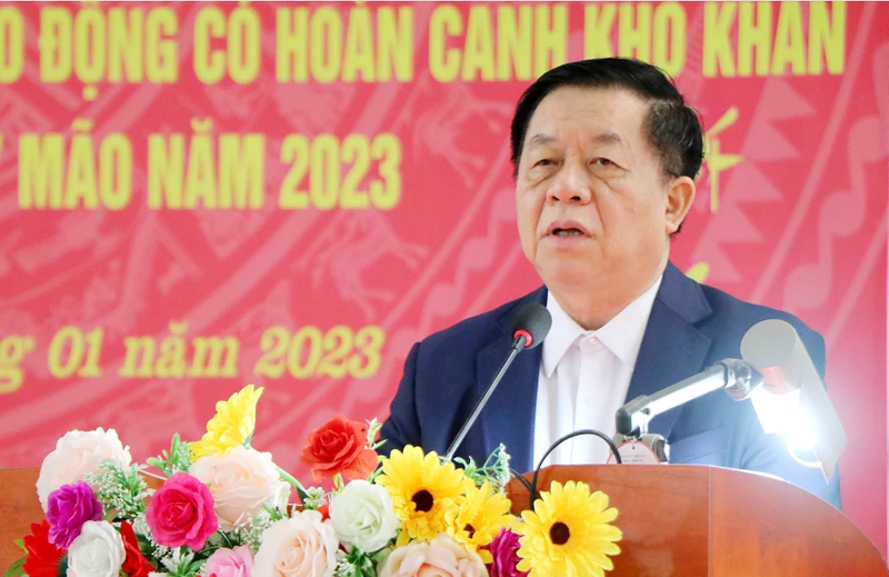 Đồng chí Nguyễn Trọng Nghĩa thăm hỏi, chúc tết người dân và công nhân lao động tỉnh Phú Thọ.
