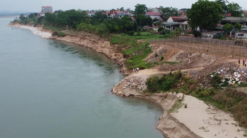 Sạt lở tại khu 13, xã Dân Quyền (huyện Tam Nông, Phú Thọ) đe dọa đến tài sản, tính mạng của người dân.